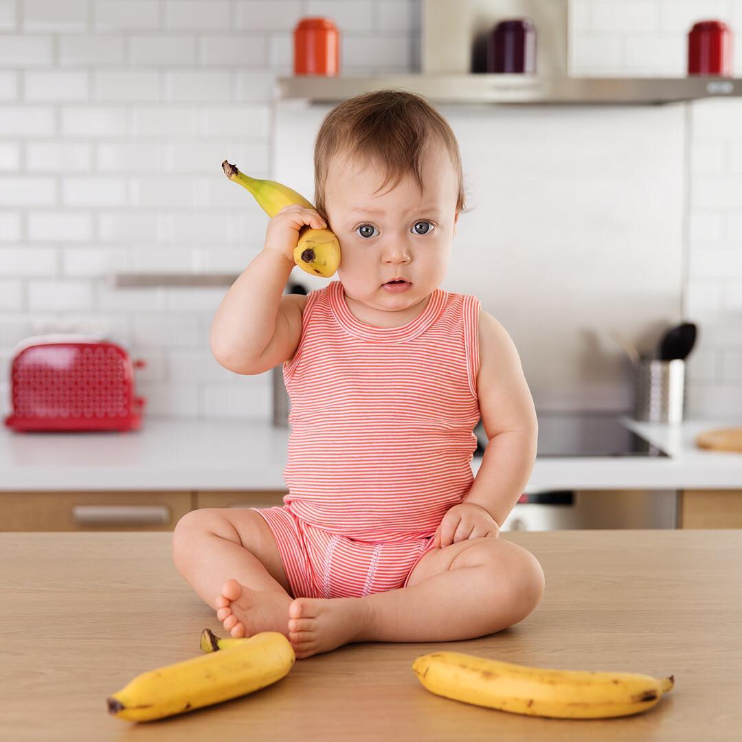 bimbo e banane