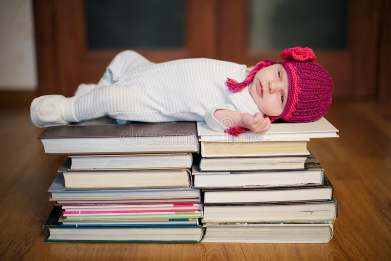bimbo che dorme sui libri